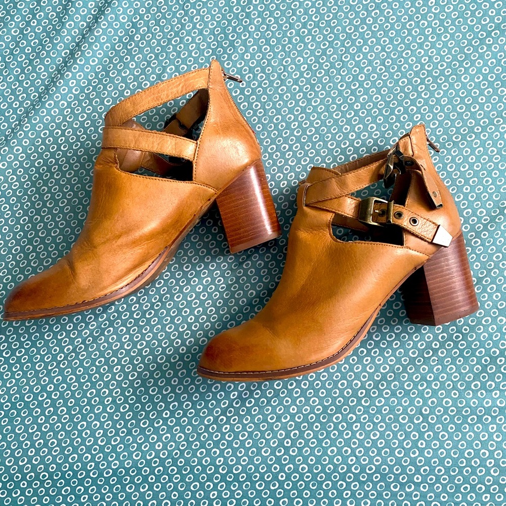 Bootie with straps